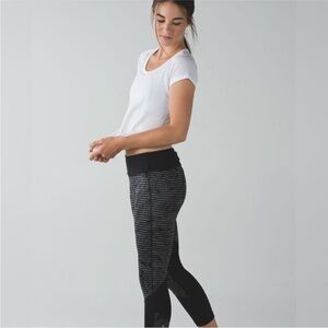 Lululemon size 8 race rival crop stripe play slate black and white leggings run